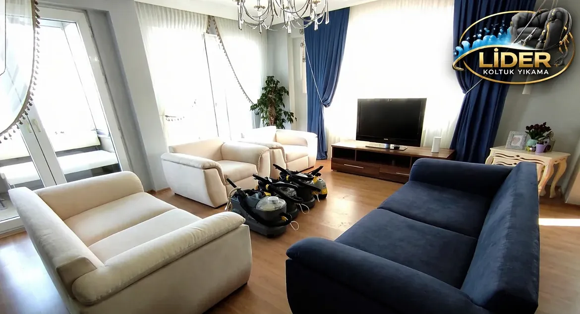 Temizliği tamamlanan lacivert ve beyaz koltuk takımı
